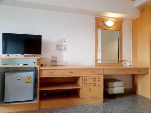 Maneerote Hotel的厨房或小厨房