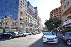 eine Reihe von Autos, die auf einer Stadtstraße geparkt sind in der Unterkunft City Central Apartment in Yerevan