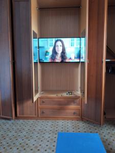 Televízia a/alebo spoločenská miestnosť v ubytovaní Casa Blu oltremare