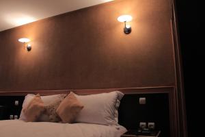 Łóżko lub łóżka w pokoju w obiekcie Hôtel Belle Vue et Spa