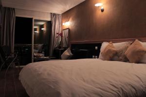 Łóżko lub łóżka w pokoju w obiekcie Hôtel Belle Vue et Spa