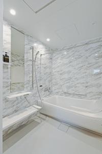 een witte badkamer met een bad en een wastafel bij Mon Petit Chat in Kanazawa +60 foto's