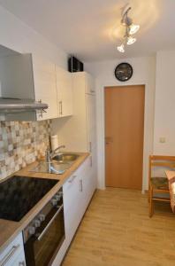 Kuchyň nebo kuchyňský kout v ubytování Appartement Gombotz