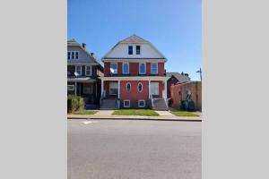 Gallery image of The Roulette Duplex- With Private Yard & Parking, Minutes From Falls & Casino by Niagara Hospitality in Niagara Falls
