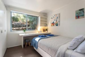 聖雷莫的住宿－聖雷莫放鬆度假屋，一间卧室配有一张床、一张书桌和一个窗户。