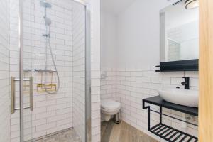 łazienka z umywalką i toaletą w obiekcie DOMKI APARTAMENTOWE CHMIELÓWKA w Chmielnie +37 zdjęć