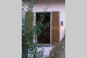 una porta in un edificio bianco con finestra di Romantica La Filanda a Sala Comacina