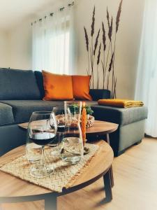 un soggiorno con tavolo e bicchieri da vino di Apartment Fischer mit Privatstrand a Steindorf am Ossiacher See