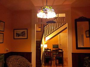 1 dormitorio con escalera y lámpara de araña en H Casona Selgas de Cudillero, en Cudillero