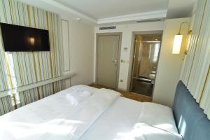 Postel nebo postele na pokoji v ubytování Serai Hotel