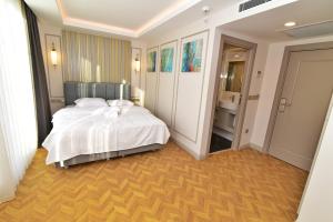 Postel nebo postele na pokoji v ubytování Serai Hotel