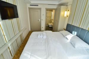 Postel nebo postele na pokoji v ubytování Serai Hotel