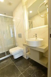 Koupelna v ubytování Serai Hotel