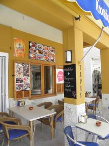 Reštaurácia alebo iné gastronomické zariadenie v ubytovaní Hostal Doris - Adults Only