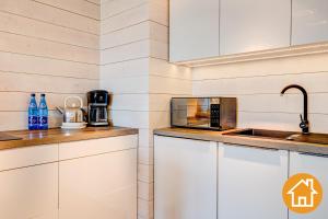 Kuchyňa alebo kuchynka v ubytovaní Apartamenty Promenada Gwiazd 28 - visitopl