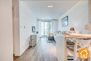 Televízia a/alebo spoločenská miestnosť v ubytovaní Apartamenty Promenada Gwiazd 28 - visitopl