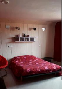 Postel nebo postele na pokoji v ubytování Chambre spacieuse et lumineuse