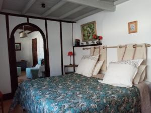 sypialnia z dużym łóżkiem z białymi poduszkami w obiekcie Le Clos des 7 Vallées w mieście Sains-lès-Fressin