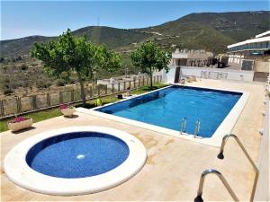 een zwembad met een bad op een patio bij Casa La Xiqueta Playa,160m2,Vistas al mar+WIFI in Peñíscola