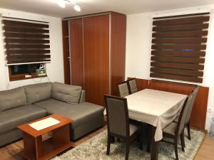 コパオニクにあるApartman B3 u vili Suriのソファとテーブルのあるリビングルーム