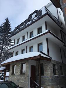 コパオニクにあるApartman B3 u vili Suriの雪の大きな白い建物