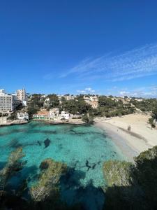 una vista aérea de la playa y del océano en Hostal Palmaria en Cala Santanyi