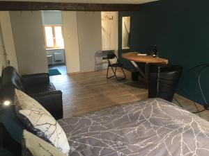 1 dormitorio con cama, mesa y comedor en Une Chambre à Foyr ?, en Jalhay