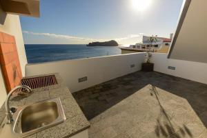 eine Küche mit einem Waschbecken und Meerblick in der Unterkunft CASA DAS TAIPAS in Vila Franca do Campo