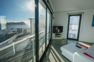ein Wohnzimmer mit Blick auf das Meer in der Unterkunft CASA DAS TAIPAS in Vila Franca do Campo