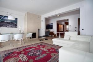 sala de estar con sofá blanco y mesa en Villa VISTA LAGO, en Torri del Benaco