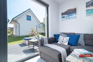 a living room with a couch and a patio at Letnisko in Władysławowo