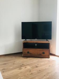 A television and/or entertainment centre at Apartament Marina Mazury