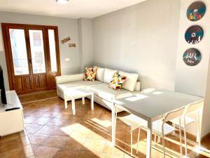 una sala de estar con un sofá y una mesa en Costa Esuri Golf y Playa V, en Ayamonte