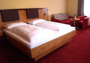 Seehotel Garni Pöllmann客房内的一张或多张床位