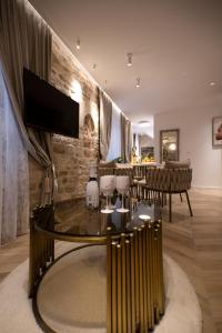 sala de estar con mesa y TV en la pared en Luxury Apartments Lilly 1, en Split