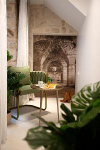 sala de estar con sofá verde y mesa en Luxury Apartments Lilly 1, en Split