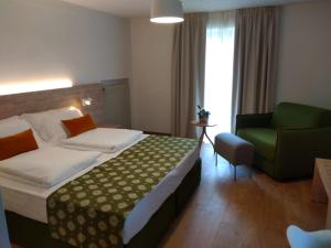 Letto o letti in una camera di Hotel Kronplatzer Hof
