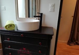 un lavabo en un tocador negro con espejo en tourmaline, en Concarneau 16 fotos más