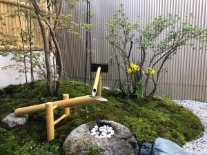 民宿 和屋外面的花园