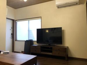 TV a/nebo společenská místnost v ubytování 民宿 和屋