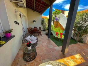 les terrasses de la mer في سان بيير لا مير: فناء مع طاولة وكراسي على منزل