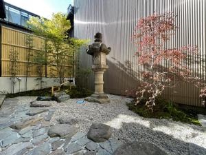 民宿 和屋外面的花园