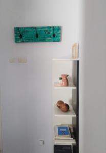 un estante de libros con un plato azul encima en Hermoso departamento con excelente ubicación, en Buenos Aires