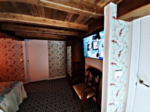 Un dormitorio con una cama y un televisor en una habitación. en Casa da Loura - Costa da Morte, en Dumbría