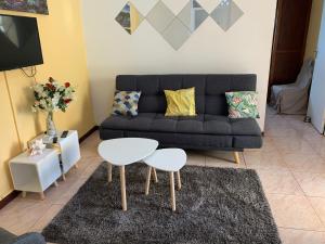 sala de estar con sofá y mesa en La citronnelle, en Sainte-Anne