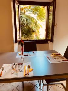 Appartamento Soldini في موركوت: طاولة مع نافذة وطاولة مع اواني