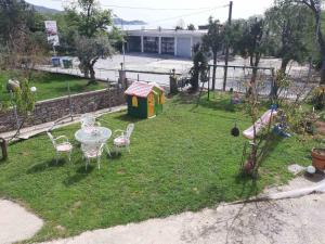 a yard with a table and chairs and a play house at Palio Villa in Paleo Tsifliki