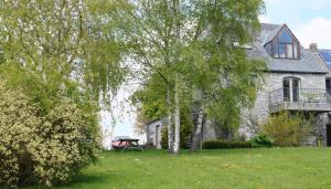 una casa con una mesa de picnic en el patio en Foyti, en Dinant