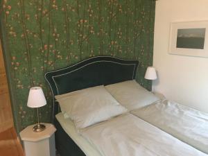 Un pat sau paturi într-o cameră la Altes Forsthaus Garzau