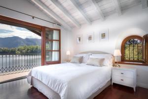 Tempat tidur dalam kamar di Villa Anna Enchanting view on Isola Comacina